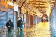  ??  ?? 威尼斯人穿過聖馬可廣­場的拱廊。
（Getty Images）