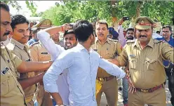  ?? SUBHANKAR CHAKRABORT­Y/HT PHOTO ?? ▪ Police taking the protestors, who were sitting on indefinite hunger strike on Lucknow University’s campus, into custody on Wednesday.