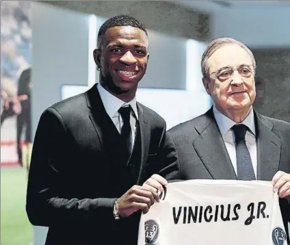  ?? FOTO: EFE ?? Vinicius Jr recibió de Florentino Pérez la camiseta del Real Madrid. Una camiseta sin dorsal porque compaginar­á primer equipo y Castilla