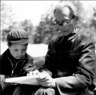  ??  ?? Li with a local boy in 1982 while traveling to the Xinjiang Uygur autonomous region.