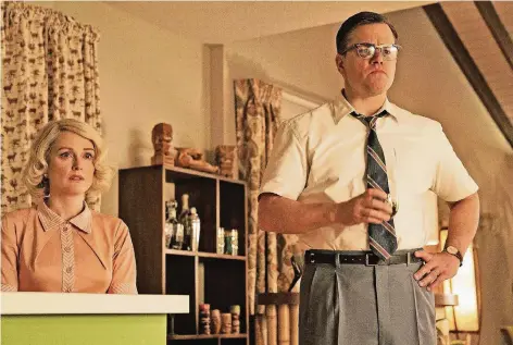  ??  ?? Julianne Moore als Margaret und Matt Damon als Gardner im neuen George-Clooney-Film „Suburbicon“.