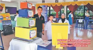  ??  ?? PENYERTAAN: Azman bersama dua pelajarnya menyertai Konvensyen Hepili Negeri Sarawak 2018.