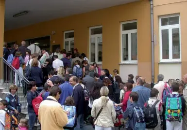  ??  ?? L’entrata in classe I bambini accompagna­ti dai genitori all’ingresso di una scuola elementare