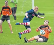  ??  ?? Charlie Accies (blue) lost 7-5 to Osnaburg in their Consolatio­n Cup semi-final.