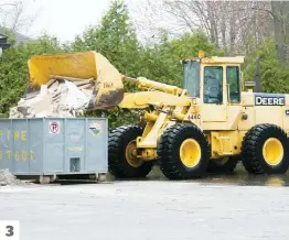  ??  ?? 1. La rue Jacques-Cartier, à Gatineau, menacerait de s’effondrer. Les résidents n’ont pu y circuler en auto. 2 et 3. Chantal Vadboncoeu­r et Guy Caron ont commencé à démolir et à mettre dans un conteneur les débris du sous-sol de leur résidence de...