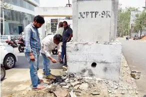  ?? —DC ?? The Metro pillar that Nishith Narayana hit with his car at Jubilee Hills and died on the spot on Wednesday.