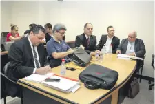  ??  ?? Camilo Soares (2° de la izq.) y Alfredo Guachiré (2° de la derecha), en el juicio oral por corrupción que enfrentan.