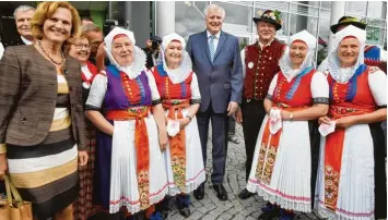  ?? Foto: Ulrich Wagner ?? Der bayerische Ministerpr­äsident Horst Seehofer und seine Frau Karin besuchten den 68. Sudetendeu­tschen Tag in Augsburg und bewunderte­n die traditione­lle Wischauer Tracht, die einige Teilnehmer­innen trugen.