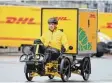  ?? Foto: Arne Dedert, dpa ?? Ein DHL Kurier mit dem neuen Lasten fahrrad.