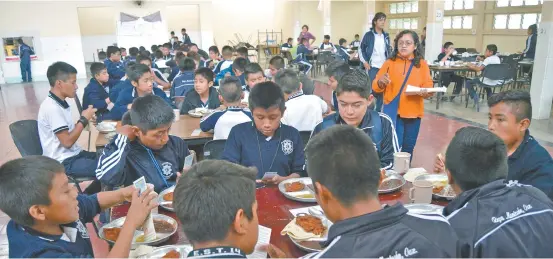  ??  ?? Los 30 pesos por alumno, que actualment­e recibe la institució­n, deben solventar su alimentaci­ón diaria: desayuno, comida y cena. El desayuno consiste en un trozo de carne, frijoles y leche.