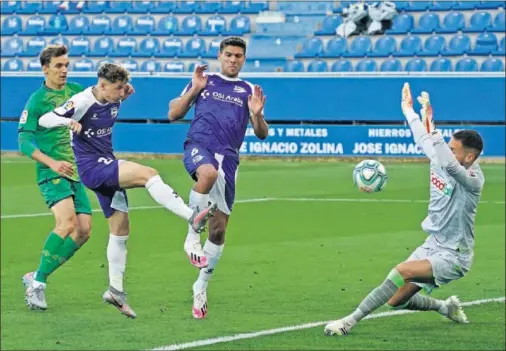  ??  ?? Así marcó Borja Sainz el 1-0, su primer tanto en la élite en su segundo partido como titular en las filas del Alavés.