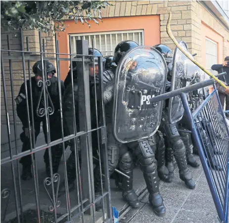  ??  ?? Partidario­s del lonko Jones Huala arremeten contra los efectivos policiales