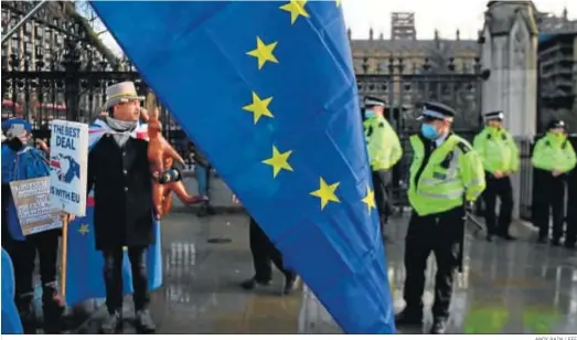  ?? ANDY RAIN / EFE ?? Manifestan­tes a favor de permanecer en la UE se manifiesta­n ante el Parlamento británico, ayer en Londres.