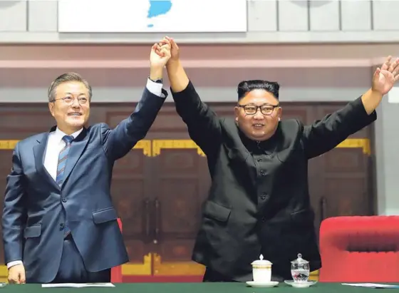  ??  ?? Los máximos dirigentes de Corea del Sur y Corea del Norte, Moon Jae-in y Kim Jong-un, se reunieron ayer en Pionyang, capital norcoreana.