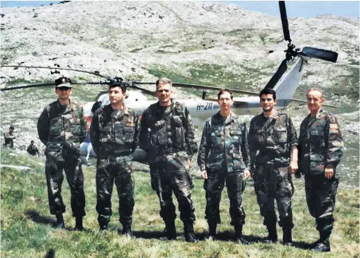  ??  ?? Na Dinari: General Gotovina s američkim vojnim obavještaj­cem Ivanom Šarcem i vojnim atašeom Richardom C. Herrickom (1. i 3. zdesna)