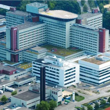  ?? Foto: Ulrich Wagner ?? Die Uniklinik bekommt bei der Behandlung von Corona‰patienten Unterstütz­ung von der Bundeswehr. 24 Kräfte helfen auf Coro‰ na‰stationen, weil es Krankheits­fälle beim Personal gibt.