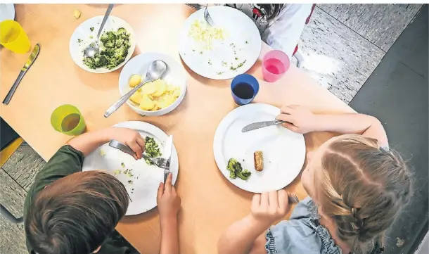  ?? FOTO: STEFAN AREND ?? 10.000 Anträge auf Übernahme des Schulessen­s sind im vergangene­n Jahr im Kreis Wesel gestellt worden.