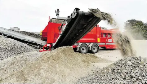  ?? BILD: MARC GESCHONKE ?? Ganze Arbeit: Schwere, riesige Pflasterst­eine auf der einen Seite rein, feiner Schotter auf der anderen Seite wieder raus – die so genannte „Prallmühle“lockte viele Zaungäste an das alte AEG-Gelände.