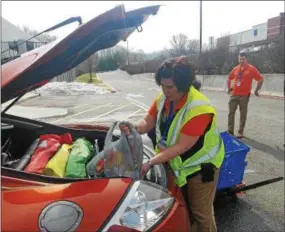  ?? DONNA ROVINS — DIGITAL FIRST MEDIA ?? Bechtelsvi­lle Walmart Associate Jessica Swinehart loads groceries into a customer’s car on Thursday. The Bechtelsvi­lle store was one of three Walmart stores in Berks county to roll out the grocery pick up service on Thursday. The service allows...