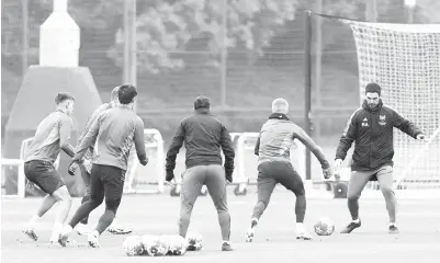  ?? — Gambar AFP ?? MISI MUSTAHAK: Arteta menyertai anak buahnya menjalani sesi latihan menjelang perlawanan Liga Juara-Juara pusingan 16 akhir menentang FC Porto di Pusat Latihan Arsenal di Shenley, England.