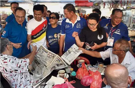  ??  ?? On the ground: (From left) MCA veteran leader Datuk Hon Choon Kim, Chong, (from right) Siow Koi Voons, Yap Siok Moy and Lim Kok Kian greeting people at Pasar Besar Seremban.