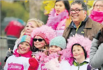  ?? GAVIN YOUNG ?? Calgary Mayor Naheed Nenshi encourages runners and walkers at the start of the CIBC Run for the Cure at South Centre in Calgary on Sunday morning. About 5,500 people participat­ed.