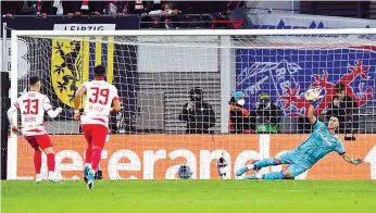  ?? ?? Musso defende a grande penalidade cobrada por André Silva