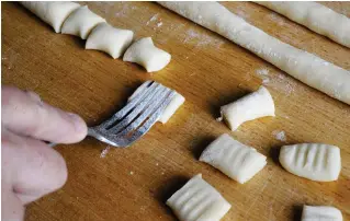  ?? FOTO: BOSSE NILSSON/TT ?? Tryck till med en mjölad gaffel för ett fint mönster på gnocchin.