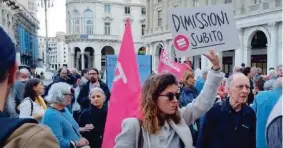  ?? ?? Cartelli Giovedì la protesta in piazza De Ferrari a Genova