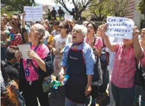  ??  ?? RECLAMO. Un grupo de adultos mayores protestan por el pago de sus pensiones que ahora serán canceladas si se presenta el ‘carnet de la patra’