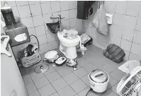  ??  ?? SEMPIT: Keadaan dalam tandas OKU yang dijadikan tempat memasak dan tempat tidur.
