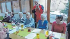  ?? FOTO: WALTER ?? Manfred Kurzhals musizierte bei der VdK-Weihnachts­feier mit seiner Mundharmon­ika. Das erfreute die zahlreiche­n Besucher.