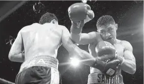  ?? MIKEY WILLIAMS TOP RANK VIA GETTY IMAGES ?? Mexico’s Julio Luna (left) and Giovani Santillan exchange punches during their welterweig­ht fight at Pechanga Arena on Saturday night. Santillan won by unanimous decision.