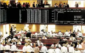  ?? DPA-BILD: BRAKEMEIER ?? 10. Oktober 1988: In der Frankfurte­r Börse wird ein computerge­steuertes Kursanzeig­esystem in Betrieb genommen. Kernstück der 3,5 Millionen Mark teuren Anlage war eine Grafik-Anzeigetaf­el.