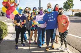  ?? JARROD VALLIERE U-T ?? Bruce Ingram and some Serra Mesa neighbors pause for a photo last week. Ingram has been waving to neighbors on their way to work for about 30 years.