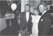 ?? SIG BOKALDERS/SUN SENTINEL FILE ?? Burt Reynolds, Jack Jackson and Kathy Jackson at the fifth anniversar­y celebratio­n of Burt and Jack’s in 1989.