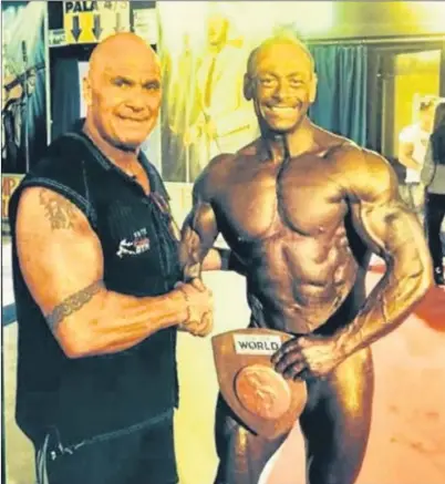  ??  ?? Brian Soutar, right, with Martyn Yates-Brown of the Internatio­nal Fitness Bodybuildi­ng Associatio­n.