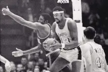  ?? AP FILE PHOTO ?? The New York Knicks’ Willis Reed, left, comes down with open arms as the Los Angeles Lakers’ Wilt Chamberlai­n (13) comes down with another rebound during an April 29, 1970 playoff game in Los Angeles.