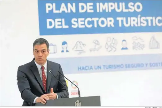  ?? RODRIGO JIMÉNEZ / EFE ?? El presidente del Gobierno, Pedro Sánchez, da un discurso durante la presentaci­ón del Plan de Impulso al Sector Turístico.