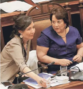  ??  ?? ► La subsecreta­ria de Educación, Valentina Quiroga, y la ministra del ramo, Adriana Delpiano.