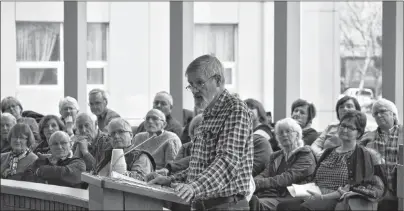  ?? DAVID JALA/CAPE BRETON POST ?? Big Pond resident Eddy MacIntyre had the full attention of a packed CBRM council chamber during his presentati­on at a public hearing into an applicatio­n by a Calgary developer to have a 109-acre parcel of land rezoned to allow for the developmen­t of an...