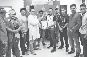  ??  ?? SUHAIMI (tengah) menyampaik­an sijil penghargaa­n kepada pegawai polis di IPD Penampang bersempena program Singgah Sahur berkenaan.