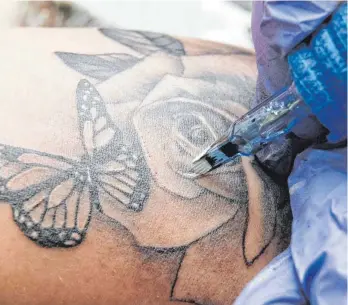  ?? FOTO: SEBASTIAN WILLNOW/DPA ?? Etwa jeder fünfte Erwachsene in Deutschlan­d hat ein Tattoo und noch viel mehr Menschen finden Tätowierun­gen schön. Aber was wird aus den gestochene­n Motiven, wenn die Haut älter und schlaffer wird?