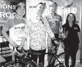  ?? CONTRIBUTE­D PHOTO ?? Rex Luis Krog ( third from right) is presented to the media by ( from left) Jeremy Go, vice president for marketing of Powerball Marketing and Logistics Corp., PhilCyclin­g president Abraham “Bambol” Tolentino and Go For Gold coach Ednalyn Calitis Hualda.