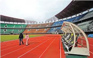  ?? RIANA SETIAWAN/JAWA POS ?? CEK: Wali Kota Surabaya Tri Rismaharin­i meninjau Stadion GBT kemarin. Renovasi terus berlanjut di tengah pandemi.