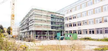  ??  ?? 4,4 Millionen Euro werden an der Oberhauser Heinrich-von-Buz-Realschule verbaut. Dort entsteht ein Erweiterun­gsbau für den gebundenen Ganztagsun­terricht.