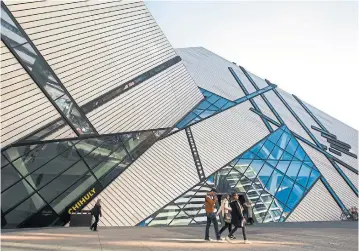  ?? RICK MADONIK/TORONTO STAR FILE PHOTO ?? The ROM plans to add a raised stage, flower beds and benches on its sidewalk space along Bloor St. W.