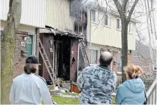  ?? JOHN RENNISON THE HAMILTON SPECTATOR ?? Neighbours watch a fire in Unit 21 at 66 Greendale Dr. on the west Mountain Friday.
