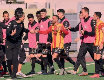  ?? LAPRESSE ?? Si torna a gioire? L’esultanza di Roberto Insigne, oggi 26 anni, punta del Benevento, dopo un gol all’Entella
una ripresa degli allenament­i, seppure in forma individual­e e facoltativ­a. E qualcuno ha anche cominciato a cercare l’albergo del ritiro permanente. Tutto questo in mezzo ai condiziona­li che continuano a caratteriz­zare il percorso per la ricerca di una soluzione.