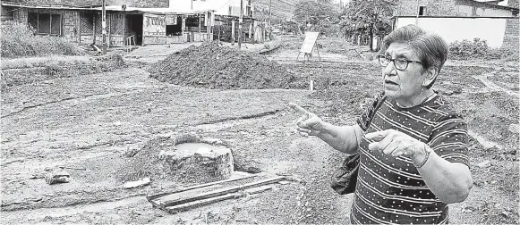  ?? FOTO: EL DIARIO ?? La ciudadana Judith Reyes muestra el calamitoso estado de la Avenida del Café, en el cantón Jipijapa.